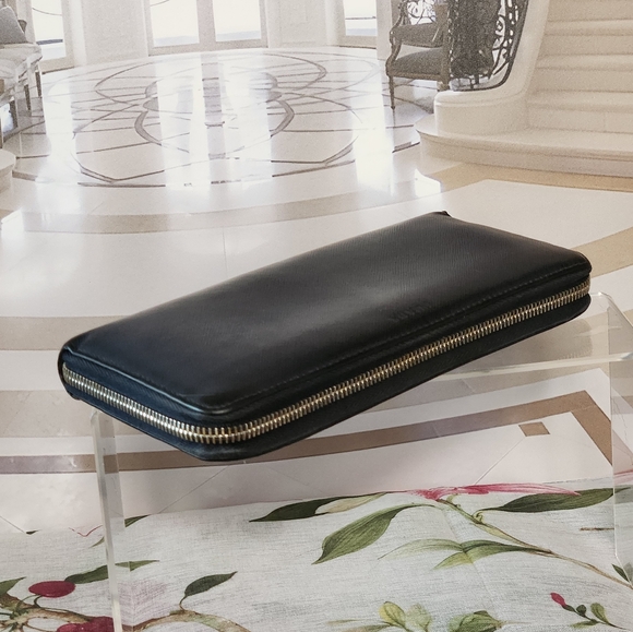 AUTHENTIC Large Zip Around Wallet EXCELLENT CONDITION. - Picture 11 of 16